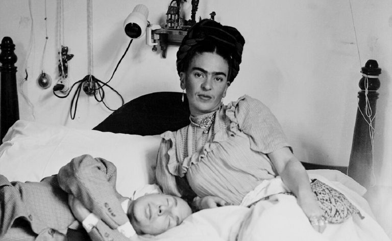 El autorretrato surrealista El sueño (La cama), de la pintora mexicana Frida Kahlo, fue vendido este jueves en Nueva York por más de 54 millones de dólares.