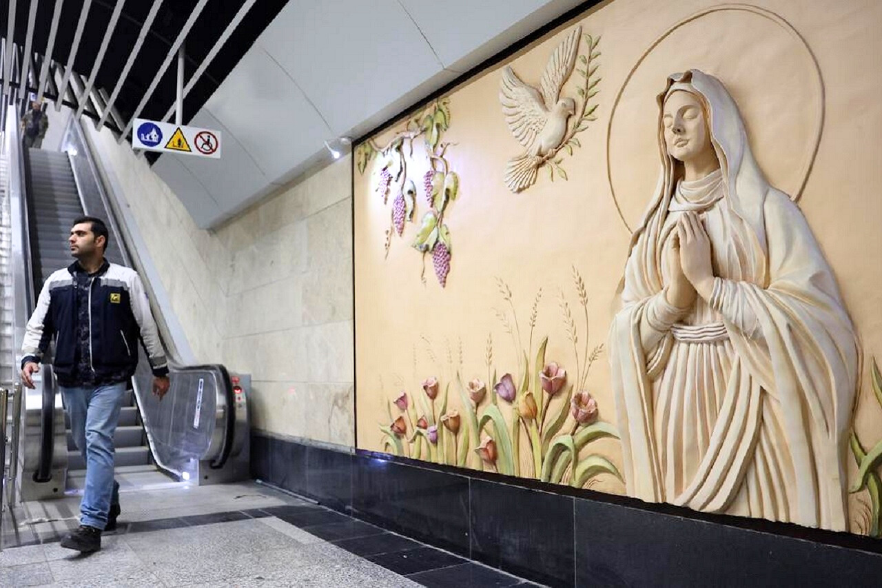 El pasado 18 de octubre circularon en redes sociales fotografías de la Línea 6 del metro de Teherán, ubicada a unas cuadras de la Catedral Armenia de San Sarkis