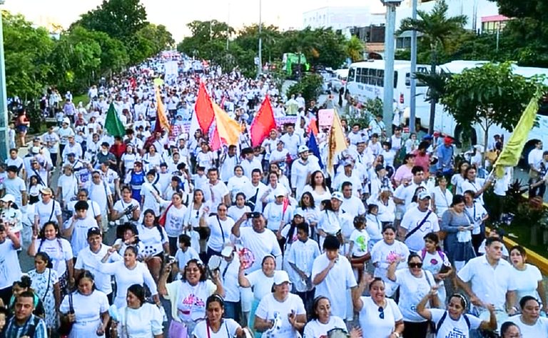 Radio Avivamiento 97.9 FM apoyó con la señal radial a sus diversas islas en la Marcha de Gloria de Cancún.
