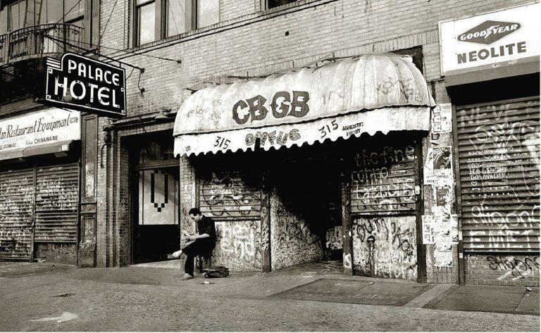 El virtuosismo del rock, que en los años 70 tuvo su pináculo con el rock progresivo, se volvió un dogma inalcanzable. La música del CBGB lo desmembró.