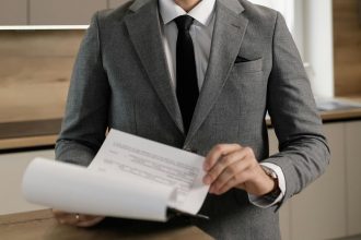 Los notarios deben elaborar y adoptar manuales específicos a la estructura orgánica, procesos internos y riesgos concretos en cada unidad.