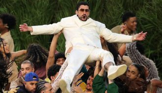 Bad Bunny ha sido utilizado como herramienta simbólica del progresismo radical: besos performativos, travestismo escénico y gestos calculados.