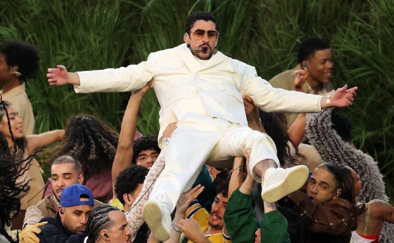 Bad Bunny ha sido utilizado como herramienta simbólica del progresismo radical: besos performativos, travestismo escénico y gestos calculados.