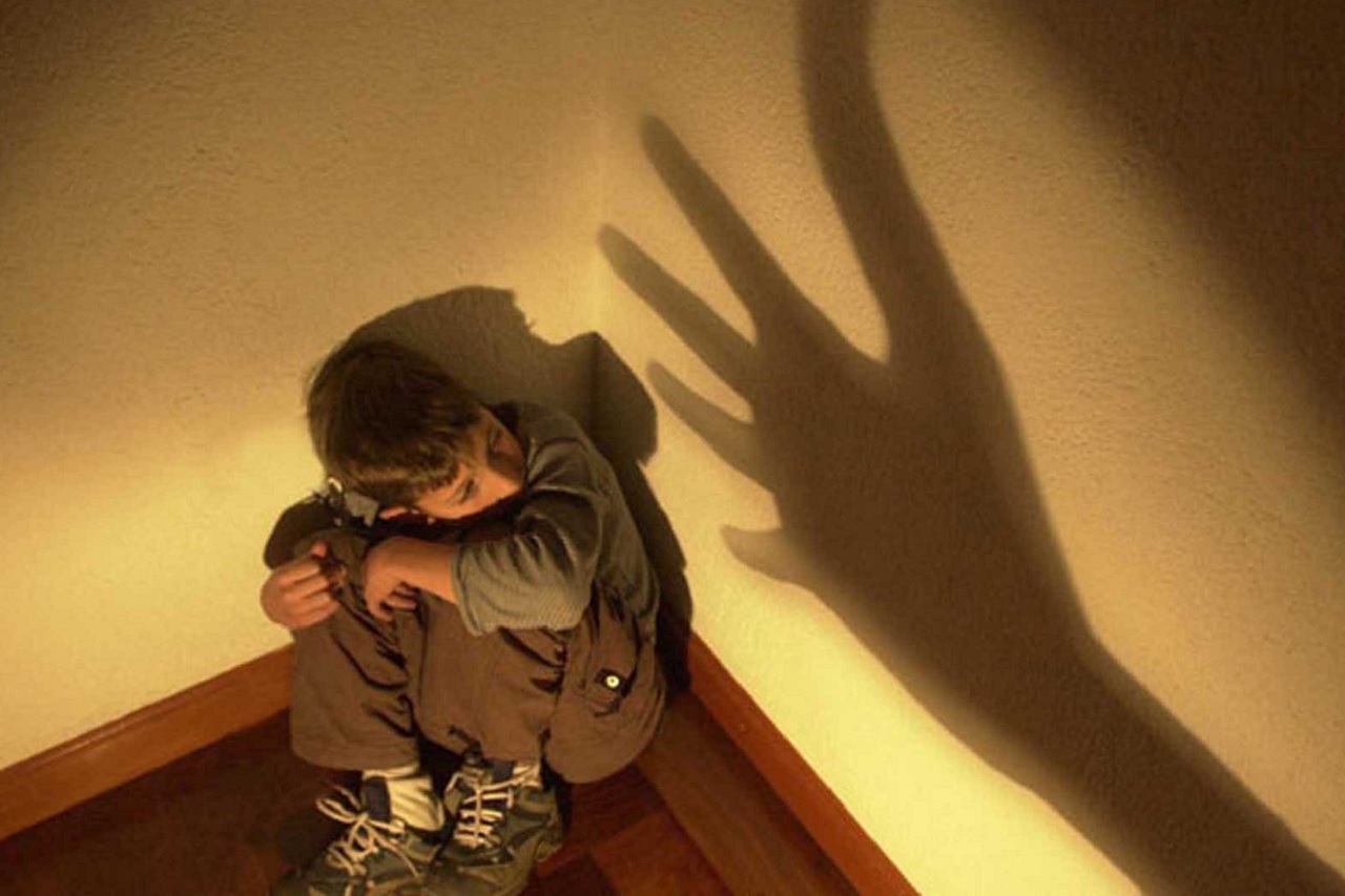La Biblia toma el abuso sexual en serio. Debemos denunciarlo 1) porque es la ley (en el caso de menores) y debemos someternos al gobierno.