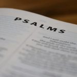 Entre los elementos de la transformación funcional de la fe está el desdibujamiento de la moral dentro de las actividades delincuenciales.