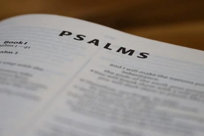 Entre los elementos de la transformación funcional de la fe está el desdibujamiento de la moral dentro de las actividades delincuenciales.