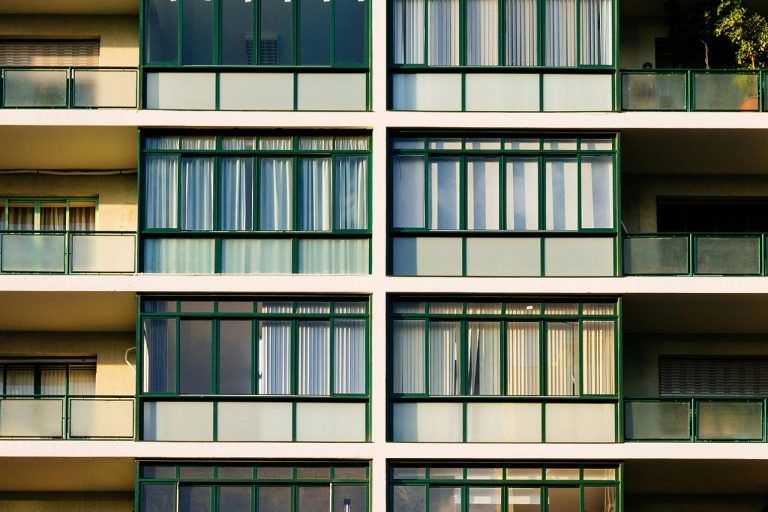 El depósito de renta es la cantidad debe pagarse totalmente para tener el derecho a habitar la casa o departamento. Generalmente equivale a uno o dos meses de renta. 