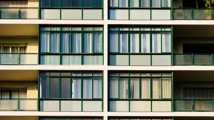 El depósito de renta es la cantidad debe pagarse totalmente para tener el derecho a habitar la casa o departamento. Generalmente equivale a uno o dos meses de renta. 