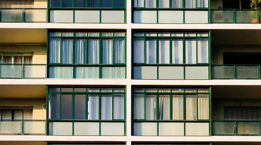 El depósito de renta es la cantidad debe pagarse totalmente para tener el derecho a habitar la casa o departamento. Generalmente equivale a uno o dos meses de renta.