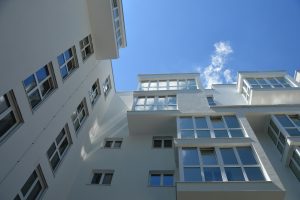 En este contexto, el sector inmobiliario enfrenta una dinámica particular.