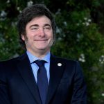 Milei estudió en escuelas católicas conservadoras y se encontró con un Papa argentino que reivindicaba posiciones progresistas, no tuvo ningún problema en acusar al Papa Francisco de ser representante del “maligno” en la Tierra, para ya electo entrevistarse con Él en el Vaticano.