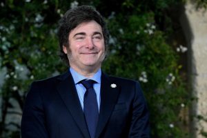Milei estudió en escuelas católicas conservadoras y se encontró con un Papa argentino que reivindicaba posiciones progresistas, no tuvo ningún problema en acusar al Papa Francisco de ser representante del “maligno” en la Tierra, para ya electo entrevistarse con Él en el Vaticano.