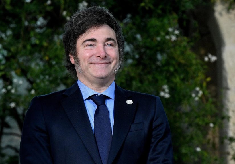 Milei estudió en escuelas católicas conservadoras y se encontró con un Papa argentino que reivindicaba posiciones progresistas, no tuvo ningún problema en acusar al Papa Francisco de ser representante del “maligno” en la Tierra, para ya electo entrevistarse con Él en el Vaticano.