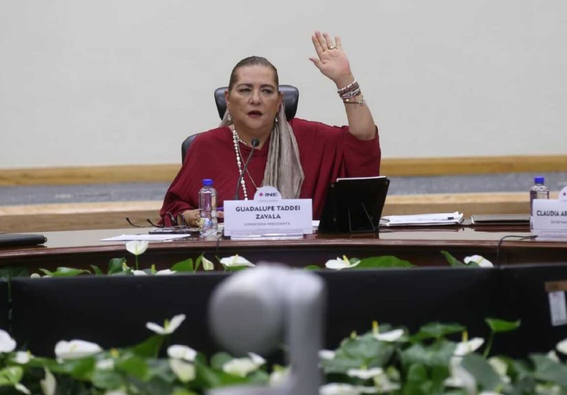 El Consejo del INE está presidido por Guadalupe Taddei, figura cercana al Obradorato. El Consejo General está conformado por 11 consejeros, 8 de ellos afines al partido en el poder, Morena.