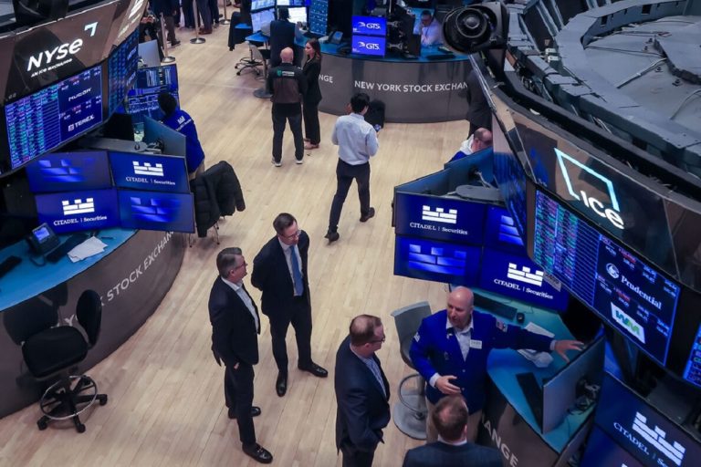 Wall Street es el principal distrito financiero del mundo, ubicado en Manhattan, Nueva York.