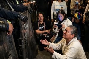 La búsqueda de los seres queridos de las madres buscadoras es una tarea compleja y altamente peligrosa. Como consecuencia de su organización y activismo, numerosas madres y familiares han recibido amenazas de muerte y varias han sido asesinadas.