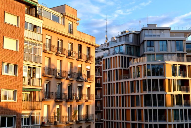 El capital de riesgo alto y eficiente o bien asumir los méritos de gestión y asociación tácita con los dueños de la tierra con una menor participación de monto inicial