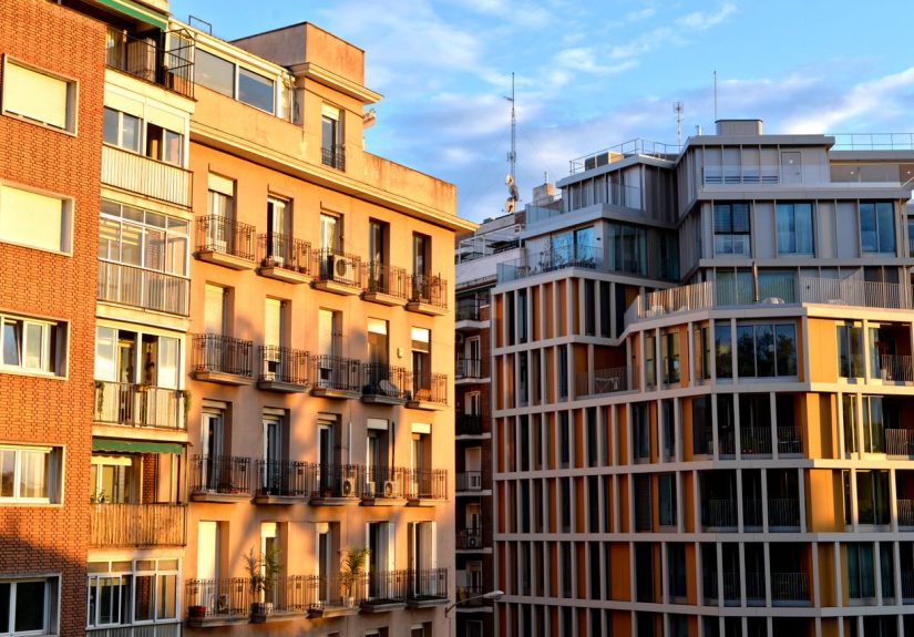 El capital de riesgo alto y eficiente o bien asumir los méritos de gestión y asociación tácita con los dueños de la tierra con una menor participación de monto inicial