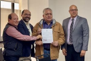 El presidente de Somos México, Guadalupe Acosta Naranjo, recibió la constancia que lo reconoce como partido político nacional.