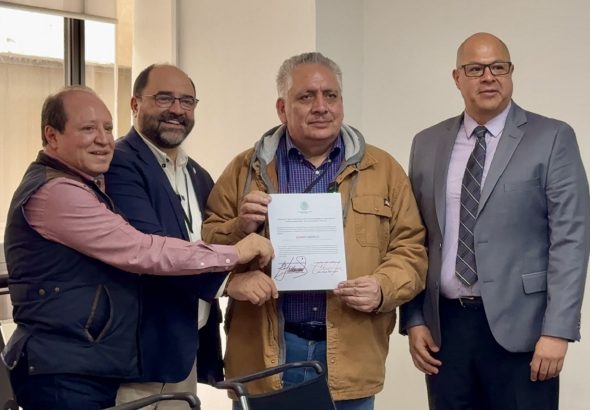El presidente de Somos México, Guadalupe Acosta Naranjo, recibió la constancia que lo reconoce como partido político nacional.
