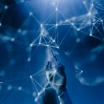 La IA agéntica (o inteligencia artificial con agentes) es un sistema autónomo capaz de lograr objetivos específicos con mínima supervisión humana.