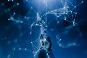 La IA agéntica (o inteligencia artificial con agentes) es un sistema autónomo capaz de lograr objetivos específicos con mínima supervisión humana.