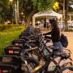 La Ley de Publicidad Exterior de la CDMX exige que los medios estén sujetos al régimen de licencias, permisos o autorizaciones y pago de derechos, actualmente el valor comercial anual de la publicidad está entre 800 y 1,600 millones de pesos.