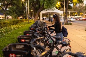 La Ley de Publicidad Exterior de la CDMX exige que los medios estén sujetos al régimen de licencias, permisos o autorizaciones y pago de derechos, actualmente el valor comercial anual de la publicidad está entre 800 y 1,600 millones de pesos.