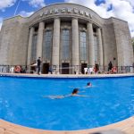El nuevo director artístico de la Volksbühne, Matthias Lilienthal, inauguró una piscina temporal en la Plaza Rosa Luxemburgo de Berlín.