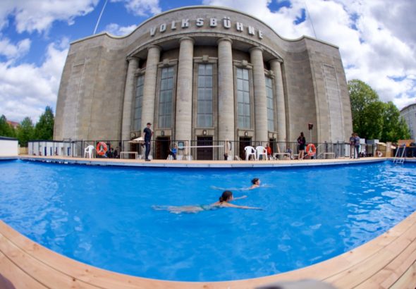 El nuevo director artístico de la Volksbühne, Matthias Lilienthal, inauguró una piscina temporal en la Plaza Rosa Luxemburgo de Berlín.