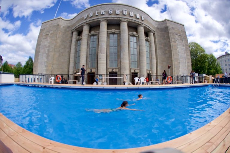 El nuevo director artístico de la Volksbühne, Matthias Lilienthal, inauguró una piscina temporal en la Plaza Rosa Luxemburgo de Berlín.