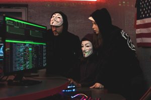 Asimismo, el estudio documenta tres ciberataques de gran escala que comprometieron 1.8 terabytes de información, equivalente a 56 millones de registros de derechohabientes, los cuales actualmente circulan en la dark web.