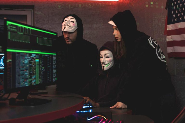 Asimismo, el estudio documenta tres ciberataques de gran escala que comprometieron 1.8 terabytes de información, equivalente a 56 millones de registros de derechohabientes, los cuales actualmente circulan en la dark web.
