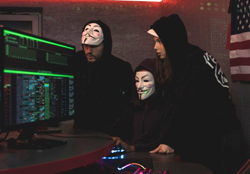 Asimismo, el estudio documenta tres ciberataques de gran escala que comprometieron 1.8 terabytes de información, equivalente a 56 millones de registros de derechohabientes, los cuales actualmente circulan en la dark web.