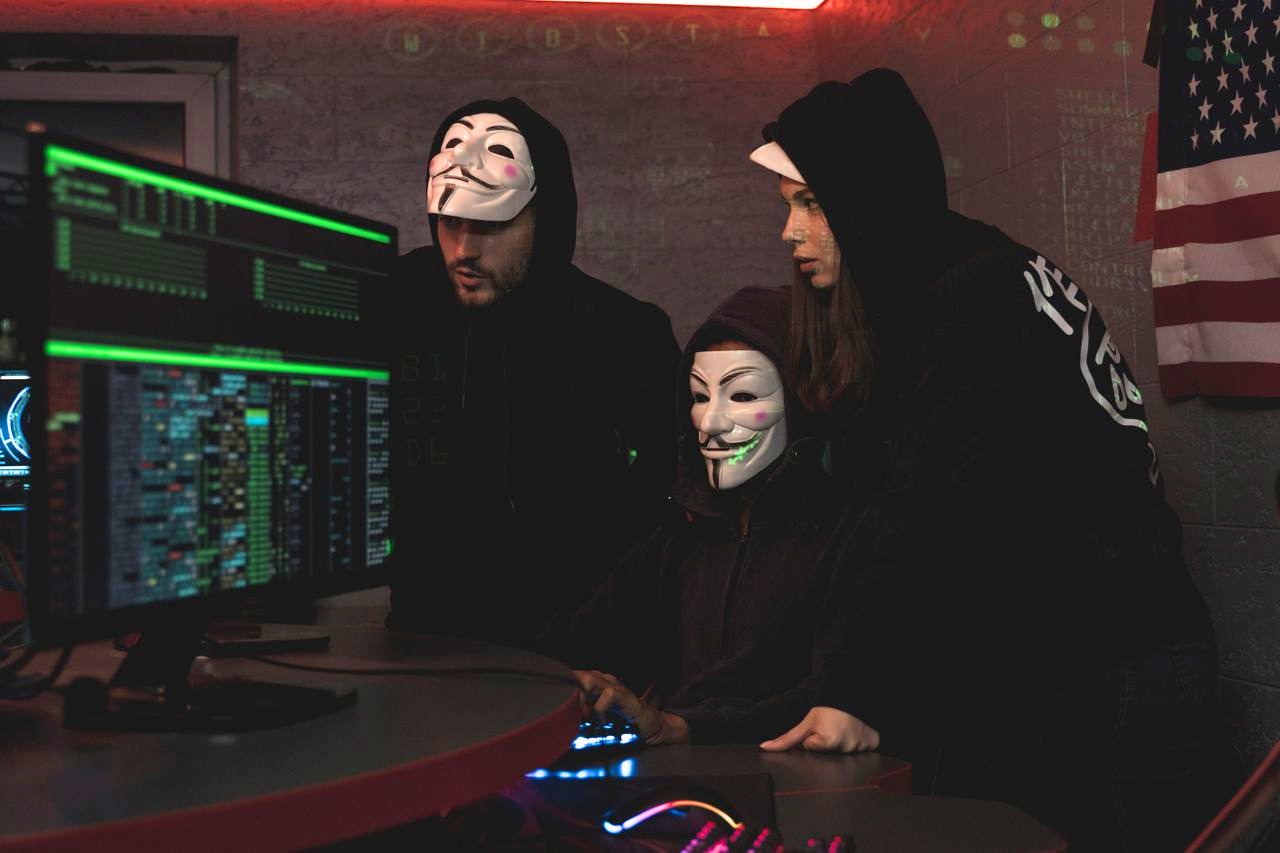 Asimismo, el estudio documenta tres ciberataques de gran escala que comprometieron 1.8 terabytes de información, equivalente a 56 millones de registros de derechohabientes, los cuales actualmente circulan en la dark web.