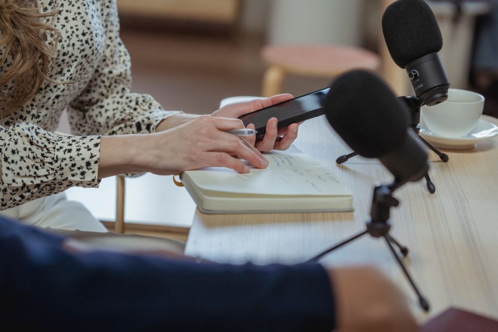 Los periodistas necesitarán combinar sus competencias tradicionales con nuevas habilidades tecnológicas, conocimientos sobre audiencias, especialización temática y formas de comunicación más cercanas a los creadores de contenido.